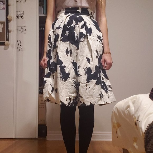 4/$20 White Skirt Navy Flower Print - Picture 2 of 6